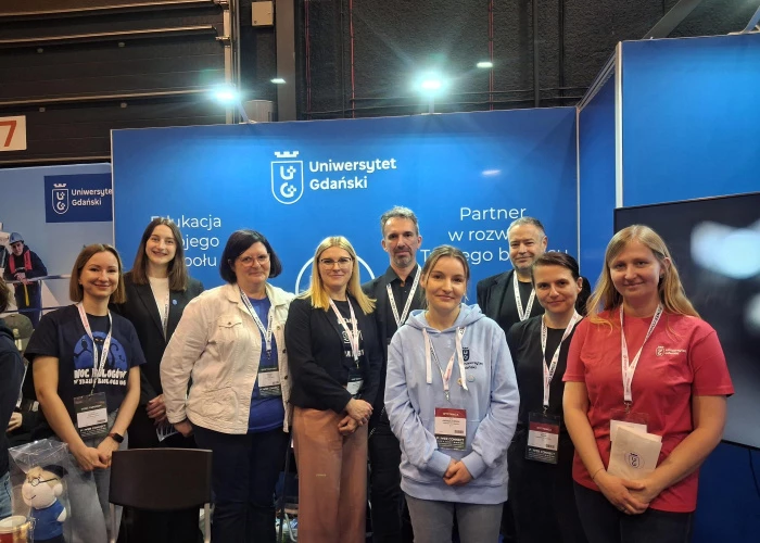 Przedstawiciele UG przy stoisku uniwersyteckim