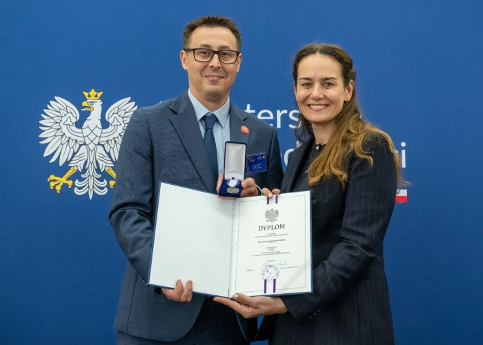 Ilustracja: Dr Łukasz Wirkus awarded the Honorary Badge for Merit to the Administration of Justice