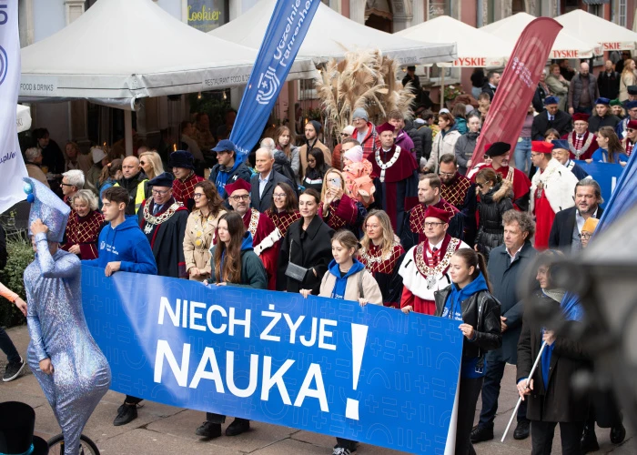 Parada Uczelni Fahrenheita pod hasłem Niech żyje nauka