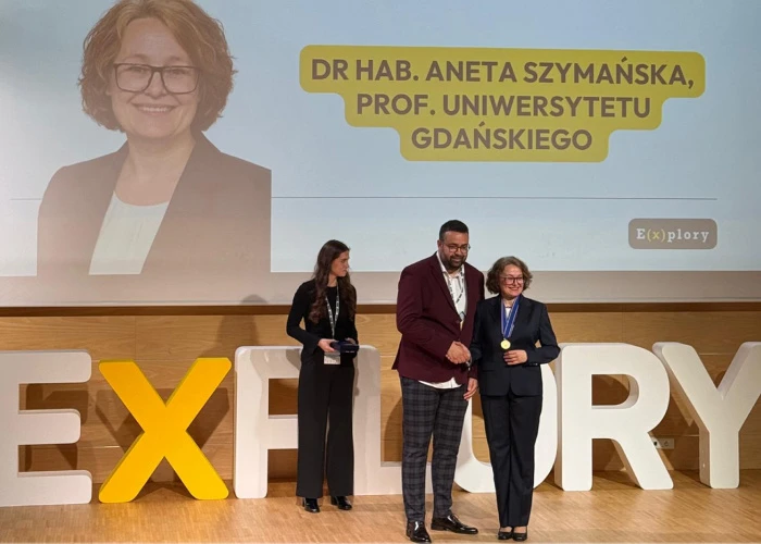 Wręczenie medalu dr hab. Anecie Szymańskiej, prof. UG, podczas gali konkursu Explory