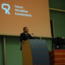 I Forum Ośrodków Kuratorskich, gość przy mównicy, fot. Lena Grodzicka