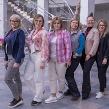 I Forum Ośrodków Kuratorskich, uczestniczki na tle konstrukcji przypominającej pajęczynę, fot. Julia Ratajczak