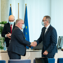 The moment of congratulations, from the left: Professor Krzysztof Bielawski and Professor Piotr Stepnowski