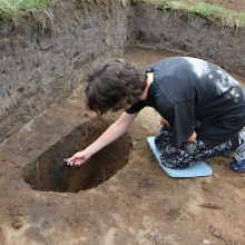 Fot. 10 - pobieranie próby do analizy fitolitów z obiektu archeologicznego, grodzisko w Grąbczynie, 2023 rok