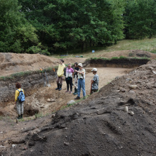 Fot. 12 - dzień otwarty w trakcie badań wykopaliskowych na grodzisku w Grąbczynie