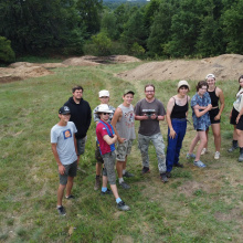 Fot. 13 - ekipa biorąca udział w wykopaliskach na grodzisku w Grabczynie w 2023 roku