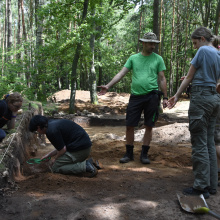 Fot. 16 - badania wykopaliskowe na cmentarzysku kurhanowym w Rekowie, badania prowadzone przez dr Andrzeja Kasprzaka, 2025 rok