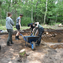 Fot. 17 - badania wykopaliskowe na cmentarzysku kurhanowym w Rekowie, badania prowadzone przez dr Andrzeja Kasprzaka, 2025 rok