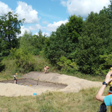 Fot. 9 - pomiary geodezyjne w trakcie badan wykopaliskowych na grodzisku w Grabczynie, 2023 rok