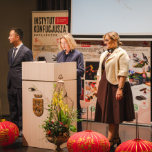 Ceremonia otwarcia gali 10-lecia IK UG (na zdjęciu Prorektor Anna Maria Jurkowska-Zeidler, prof. dr hab. Aneta Lewińska i dr Guan Yu prof. nadzw.), fot. Dawid Kopaniszyn 