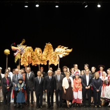 Wspólne zdjęcie - organizatorzy, występujący i goście, fot. China's Xinhua News Agency.jpg
