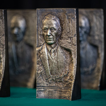 Statuetki wręczane laureatom Nagrody Naukowej im. prof. Karola Taylora