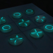 Noc Biologów na UG 2026 - MWB, kółko i krzyżyk z płytek ze świecącymi bakteriami