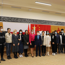 Joint photo of dr Irena Chawrilska, dr Magdalena Łągiewska and consul Fan Xiaodong with students from Harbin. Photo by PRC Consulate in Gdańsk