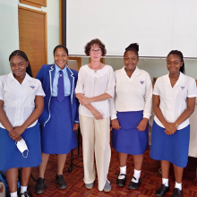 prof. Hanna Dymel-Trzebiatowska ze studentkami z  Girls’ College w Bulawayo