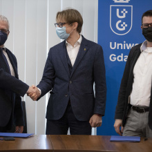 Podpisanie umowy między UG a Fundacją Quantum Cybersecurity Hub Europe. Fot. Mateusz Byczkowski