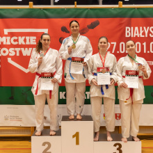 drużyna kobiet na podium