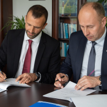 Prof. Paweł Antonowicz i dyrektor Aleksander Mach podczas podpisywania umów