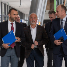 Prof. Paweł Antonowicz, prof. Dariusz Szlachetko i dyrektor Aleksander Mach podczas spaceru na Wydziale Biologii
