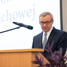 ziekan Wydziału Biologii, prof. dr hab. Dariusz L. Szlachetko podczas odnowienia doktoratu prof. Marii Herbichowej