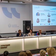 panel dyskusyjny nt. strategii HR - zdjęcie panelistów podczas dyskusji