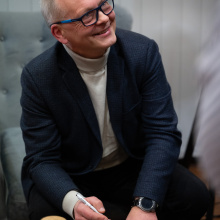Spotkanie autorskie z prof. Piotrem Bojarskim 2026-02-05 fot. 1 - prof. P. Bojarski podpisujący książkę