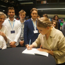 J. Tymoszenko podpisuje księgę pamiątkową dla politologii