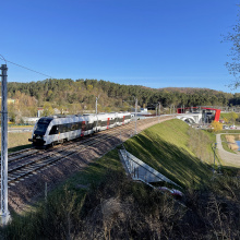 Pociąg na linii PKM w okolicach przystanku Gdańsk Niedźwiednik (aktualne – już ze słupami trakcji elektrycznej)