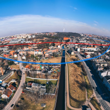 Panorama Gdańska Oruni z naniesionymi 2 wariantowymi liniami przebiegu nowej PKM Południe przez tę dzielnicę