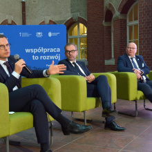 Od lewej: Rektor GUMedu prof. Marcin Gruchała, Rektor UG prof. Piotr Stepnowski, Rektor PG prof. Krzysztof Wilde