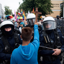 Młody chłopak próbuje zablokować Marsz Równości w Płocku wzorując się na geście ks. Ignacego Skorupki.
