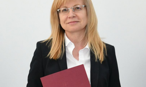 prof. Machnikowska podczas odbioru dyplomu.