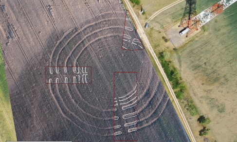 Obraz fotogrametryczny rondela (przetworzone zdjęcie lotnicze) z zaznaczonymi wykopami
