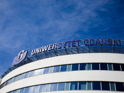 Budynek Wydziału Nauk Społecznych UG z widocznym logo uniwersytetu