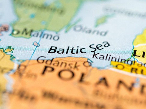 Zdjęcie poglądowe, mapa z Polską i Morzem Bałtyckim na pierwszym planie