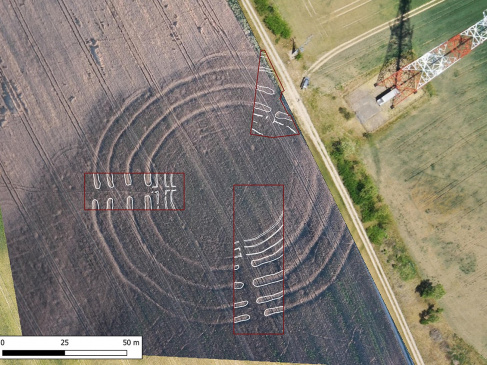 Obraz fotogrametryczny rondela (przetworzone zdjęcie lotnicze) z zaznaczonymi wykopami
