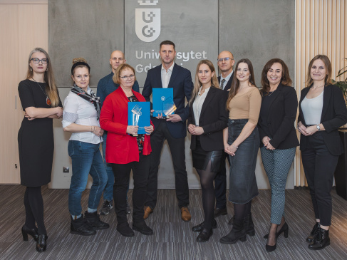 Zespół BHP UG; pośrodku Tomasz Klawikowski z nagrodą