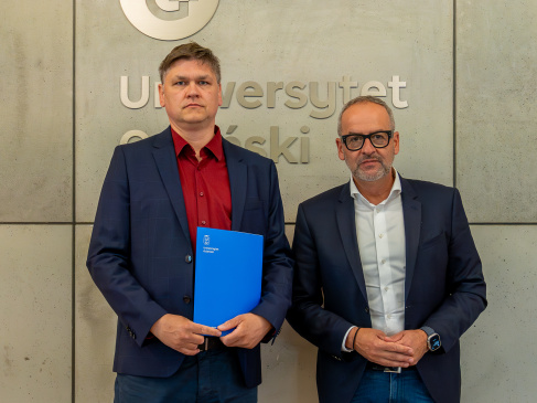 Maciej Smolarski - nowy Pełnomocnik Rektora ds. Kolekcji Sztuki UG - oraz Rektor UG prof. Piotr Stepnowski