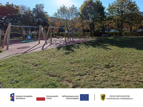 Plac zabaw Pozytywnego Przedszkola nr 10; loga UE