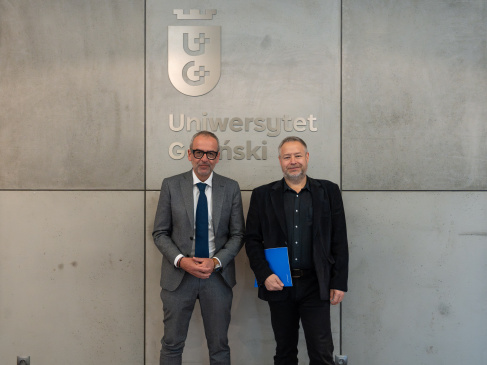 Rekrtor UG prof. Piotr Stepnowski i prof. Jakub Neumann