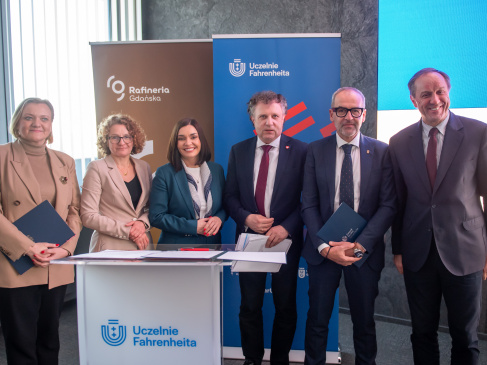 Uczestnicy Konwentu przy rollupie FarU i Rafinerii Gdańskiej