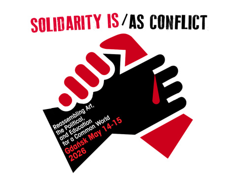 Grafika z hasłem SOLIDARITY IS/AS COFLICT z symbolicznym motywem złączonych dłoni: czarnej i czerwonej