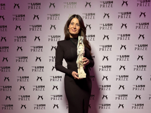 Dr Alicja Mikołajczyk ze statuetką Lush prize