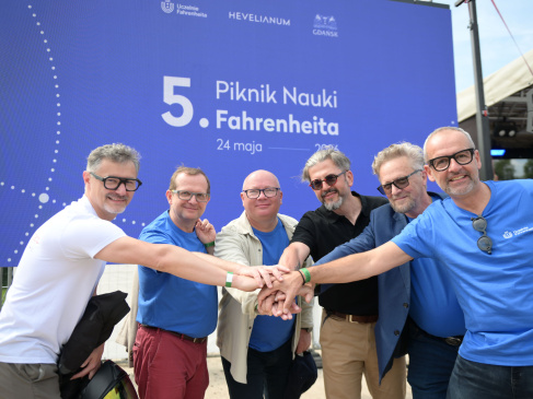 Rektorzy uczelni FarU na tle plakatu Pikniku Fahrenheita