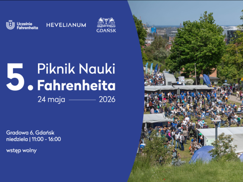 Napis 5.Piknik Nauki Fahrenheita, zdjęcie grupy ludzi przed Hevelianum zrobione z daleka