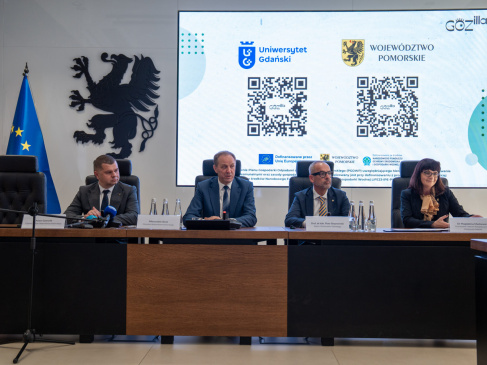 Adam Gawrylik, Marszałek Mirosław Struk, Rektor prof. Piotr Stepnowski, dr Magdalena Markiewicz za stołem konferencyjnym