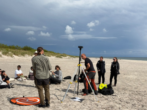 Uczestnicy kursu podczas zajęć terenowych na plaży