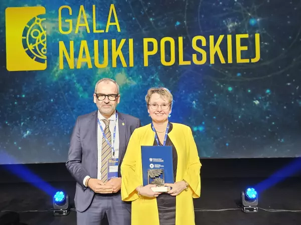 Rektor UG prof. Piotr Stepnowski i prof. Małgorzata Lipowska podczas Gali Nauki Polskiej 2025