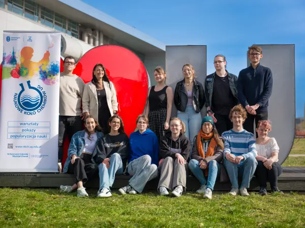 Naukowe Koło Chemików przed napisem I love UG; fot. CASiD