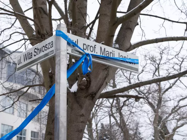 Tabliczka z nazwą ulic: Wita Stwosza i Marii Janion